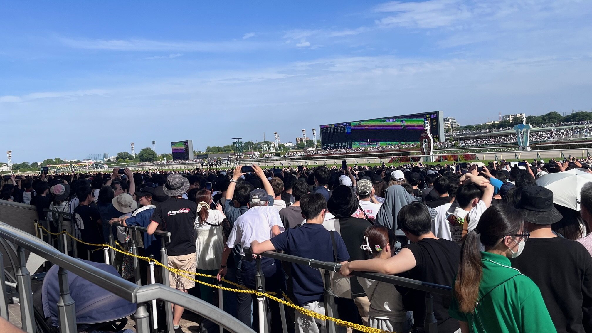 東京競馬場中央駅前